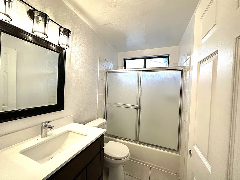 Second bath with tub/shower