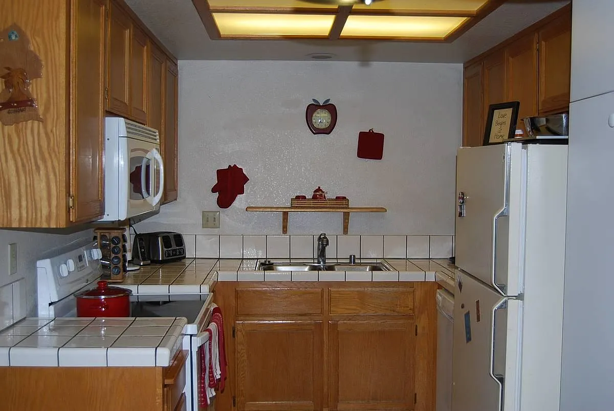589 Rose Ave — Photo 3