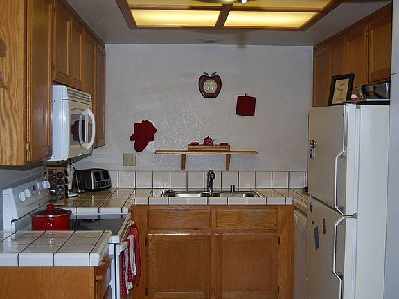 3rd image of 589 Rose Ave