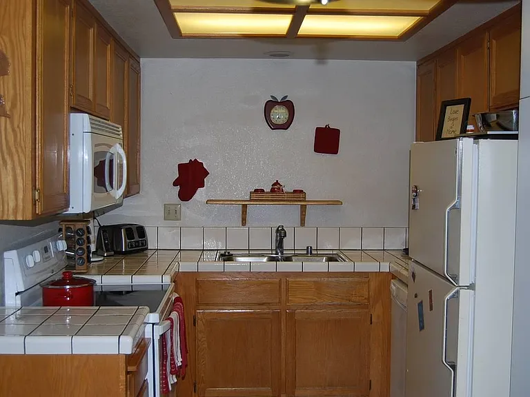 589 Rose Ave — Photo 3