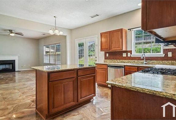 5th image of 2455 Beckenham Pl