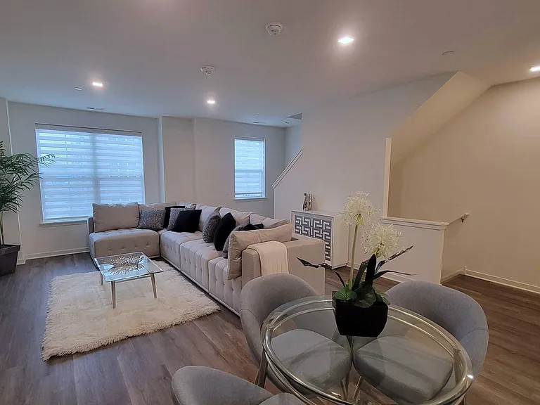 Enclave Crystal Lake Townhomes and Apartments — Photo 6