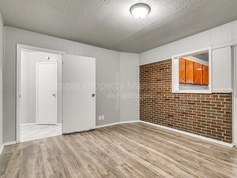 409 E Hill Dr — Photo 9