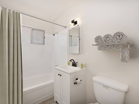 The Camellia on Buck | Bathroom