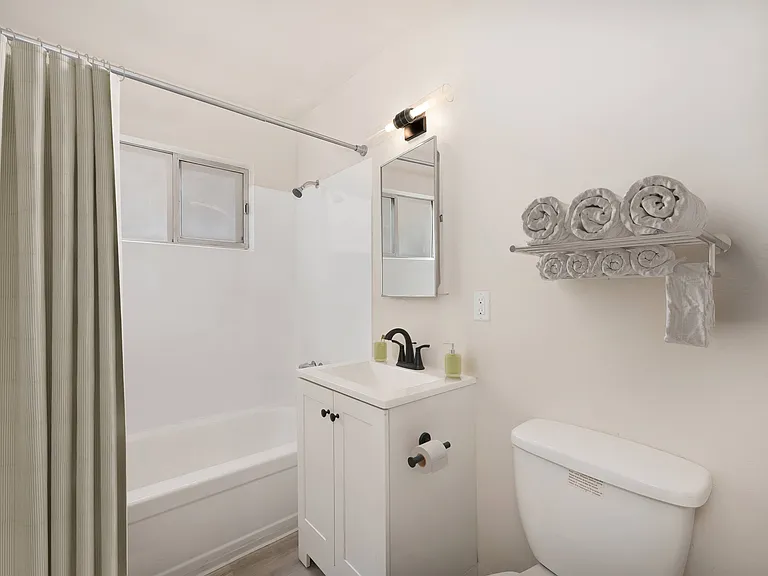 The Camellia on Buck | Bathroom