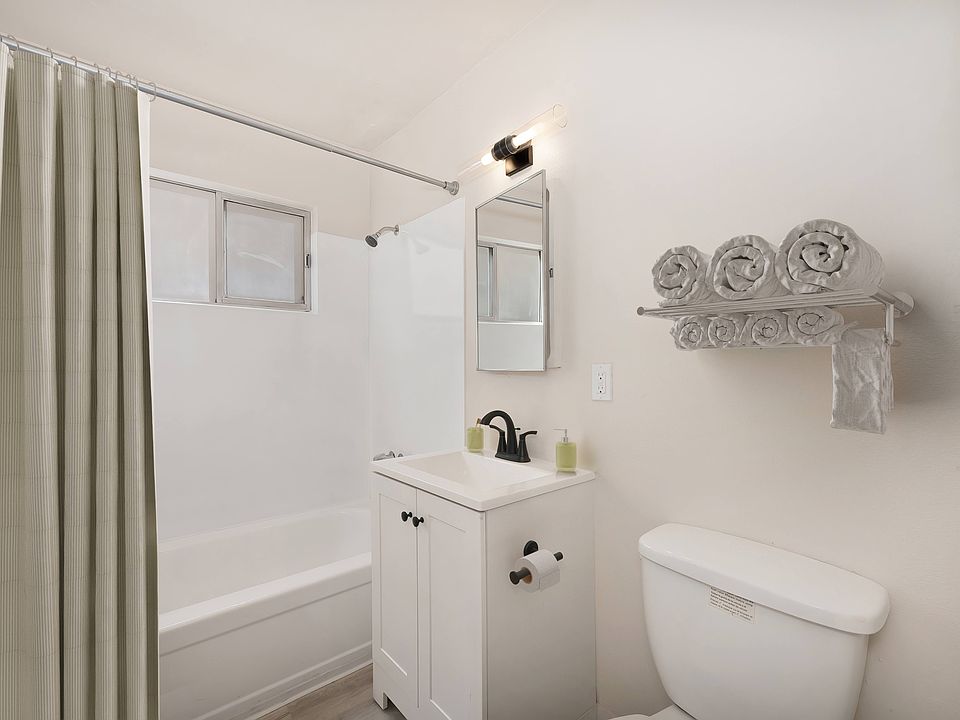 The Camellia on Buck | Bathroom