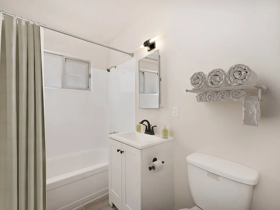 The Camellia on Buck | Bathroom