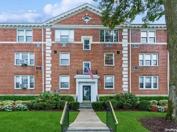 24 Hamilton Place #D3, Garden City, NY 11530