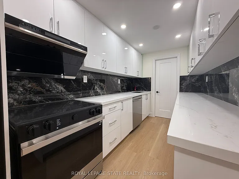 4 Waterside Dr #LOWER — Photo 9