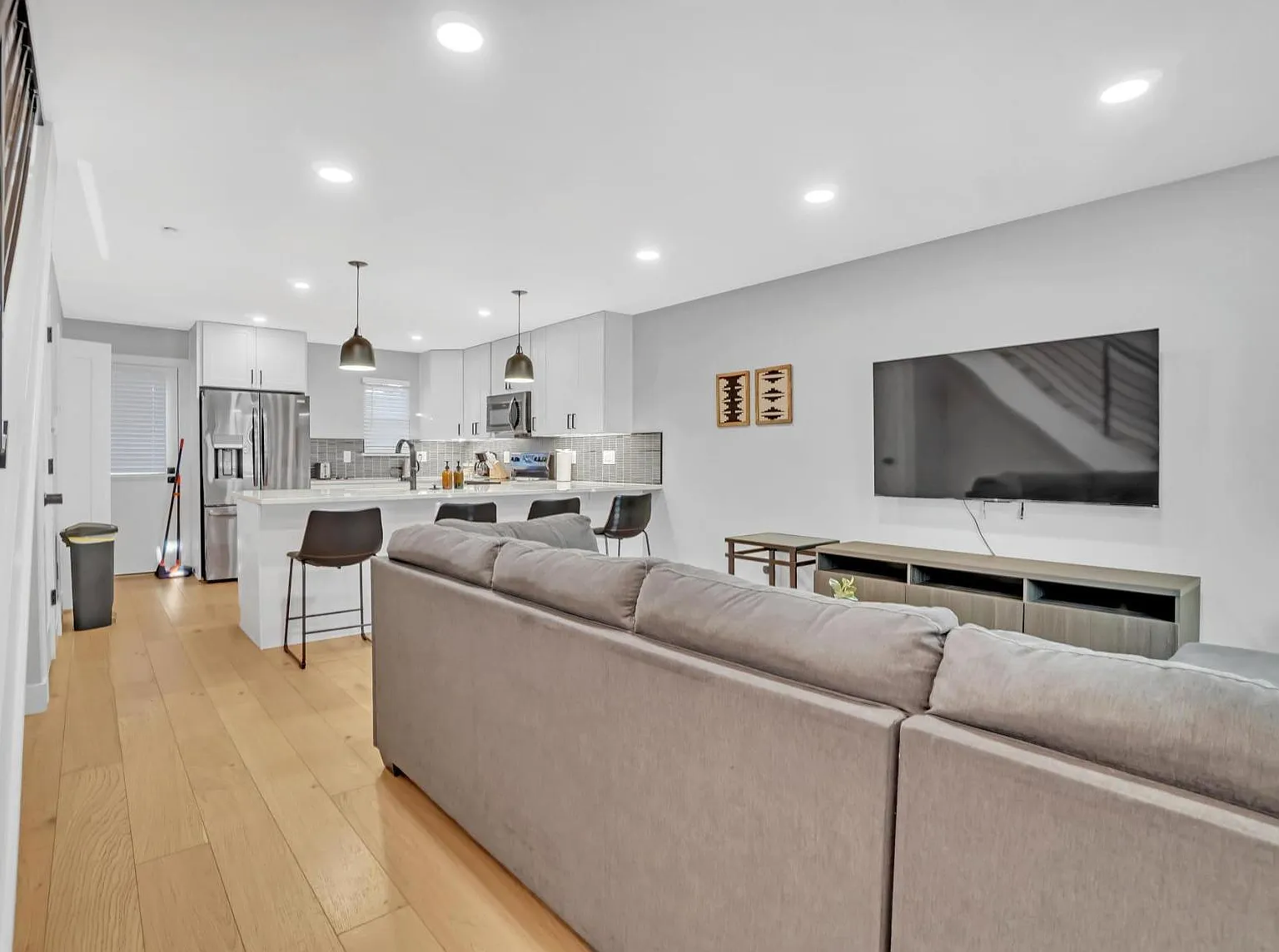 3 bed, 1.0 bath, 1200 sqft, $996 — Photo 3