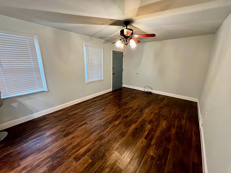 2735 Hawthorne Rd — Photo 6