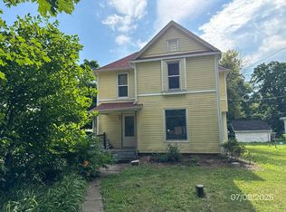 593 N Henderson Rd, Freeport, IL 61032