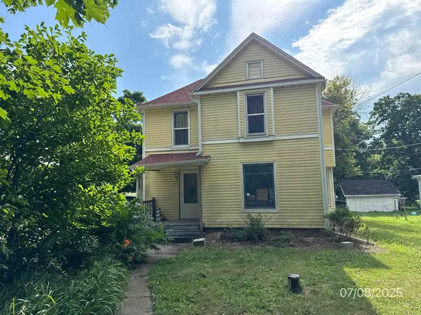 593 N Henderson Rd, Freeport, IL 61032