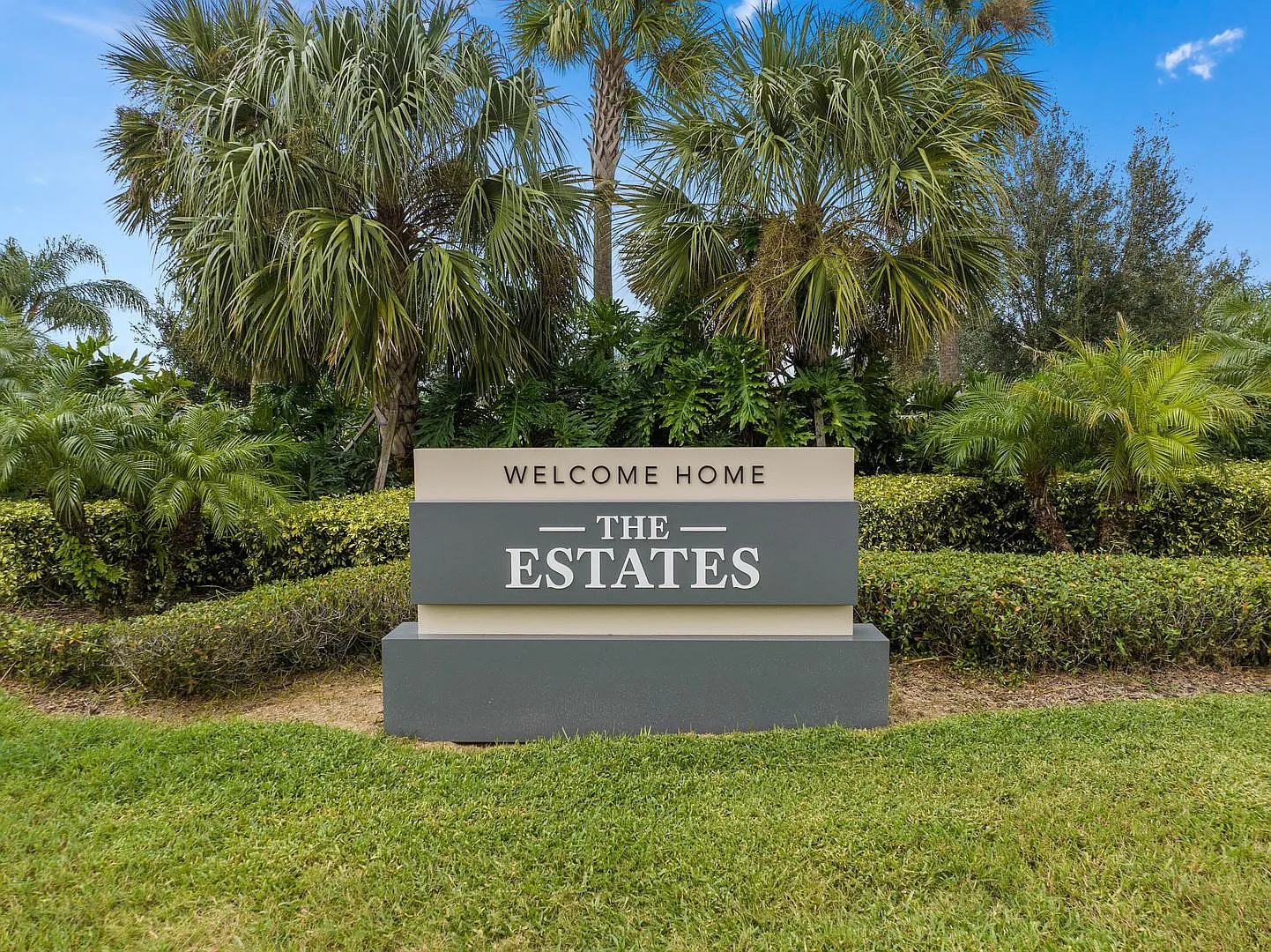 Large Beautiful Legacy Park Villa: 5BR, Pool & Near Disney — Photo 2
