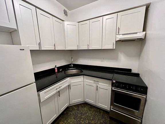 3rd image of 42 W 87th St