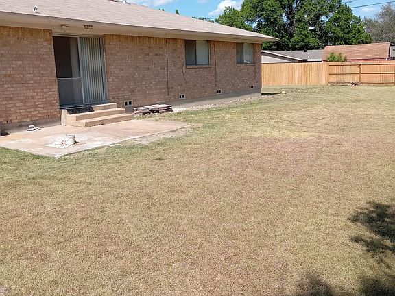 2nd image of 600 Bellaire Dr