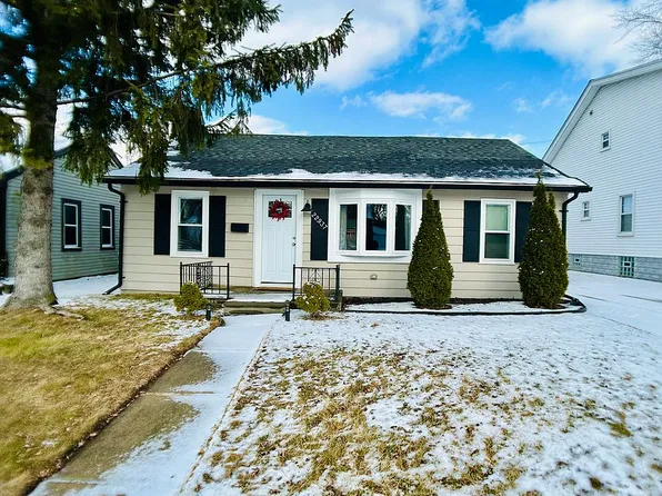 22937 Hoffman St, Saint Clair Shores, MI 48082