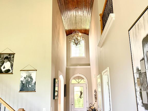 4th image of 912 Westchester Way