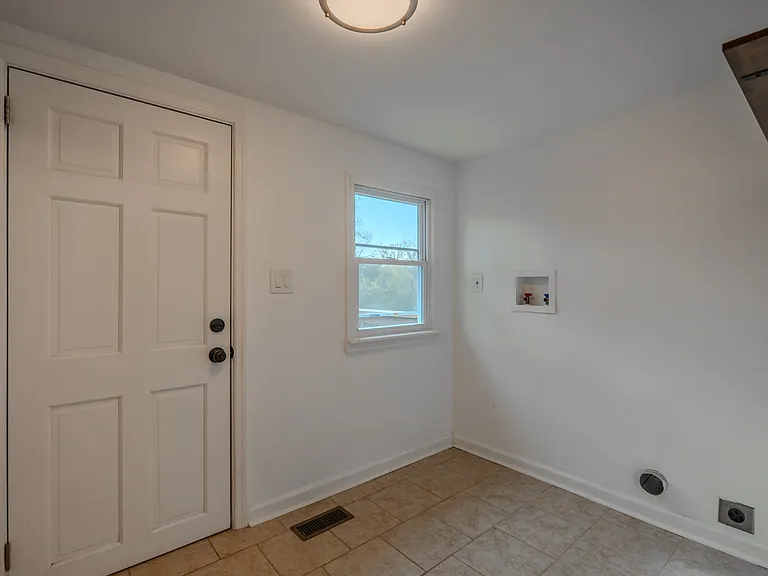 231 Broadway St — Photo 27