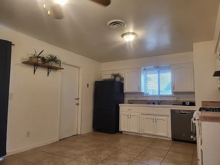 1019 S Demaree St — Photo 56