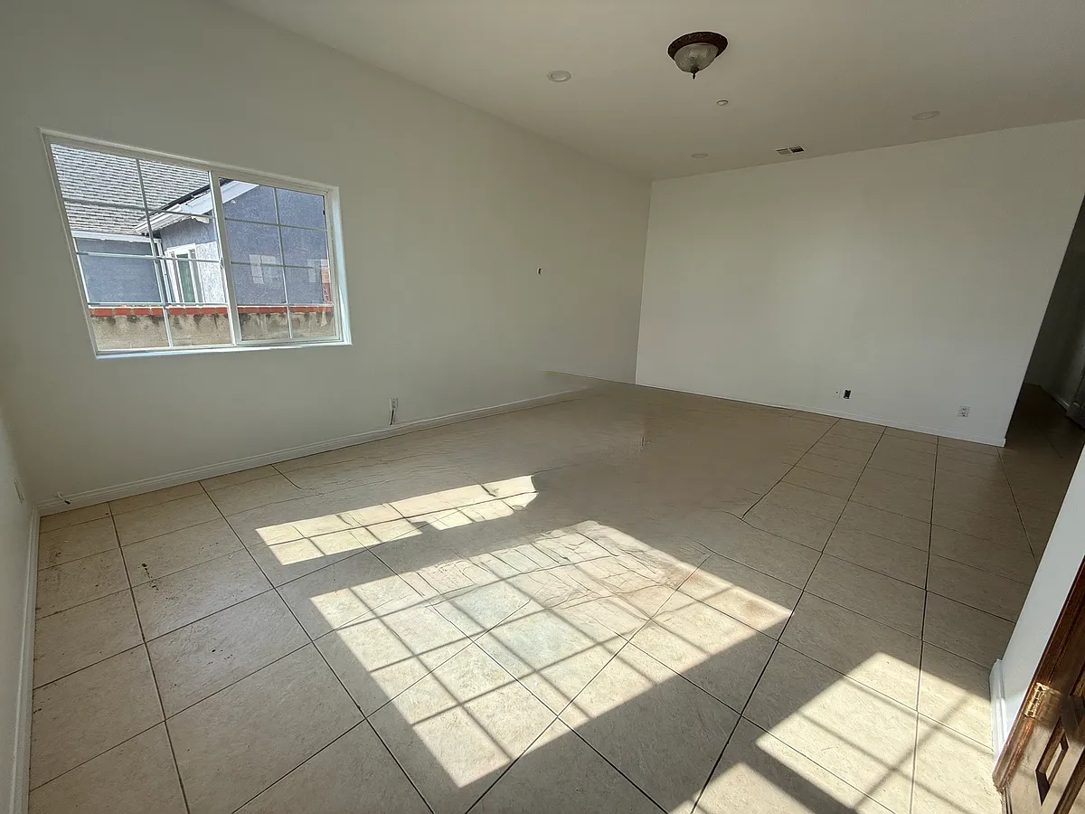 Building Photo - 2045 Bellevue Dr