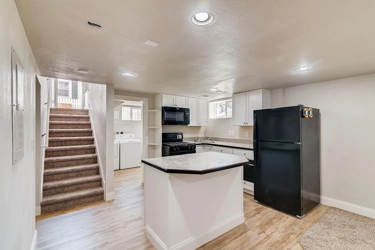 2 bed, 864 sqft, $1,300 — Photo 2
