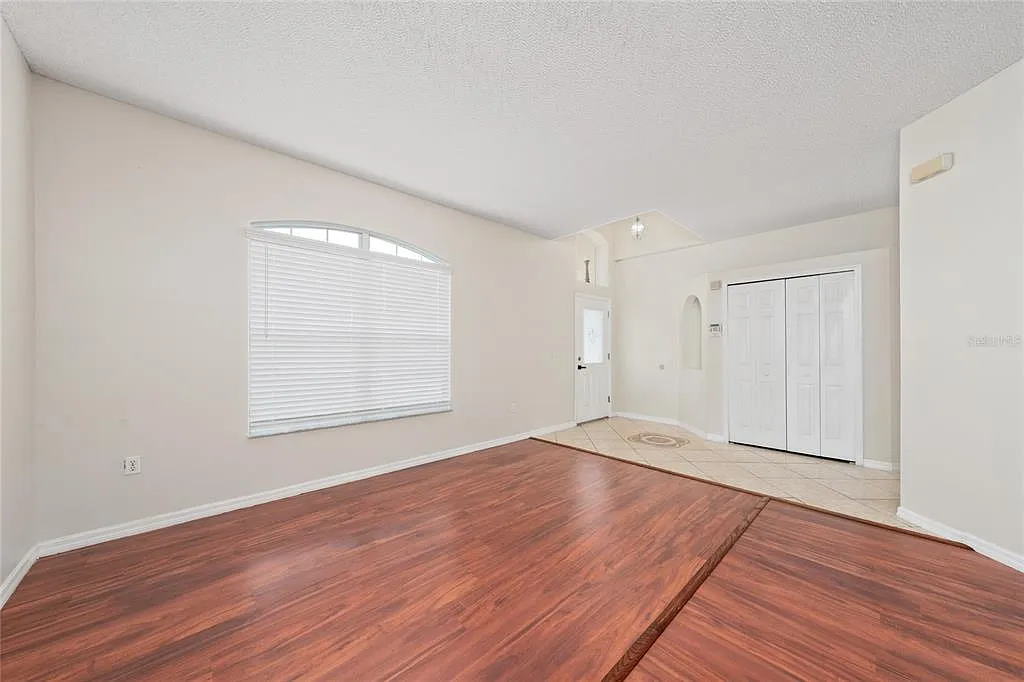 3 bed, 2.0 bath, 1876 sqft, $2,000 — Photo 4