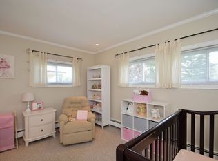 51 Mallow Ln, Levittown, PA