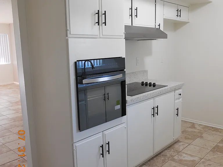 Pointe Newport Apartments — Photo 8