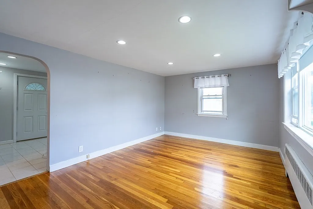 3 bed, 2.0 bath, 1522 sqft, $3,300 — Photo 4