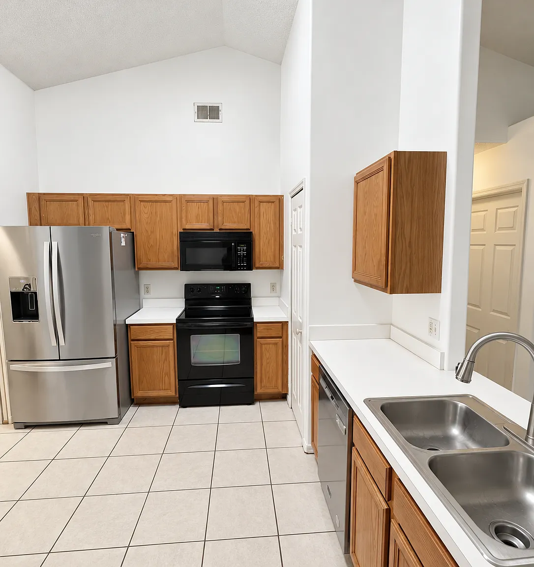 3 bed, 1332 sqft, $2,285 — Photo 2