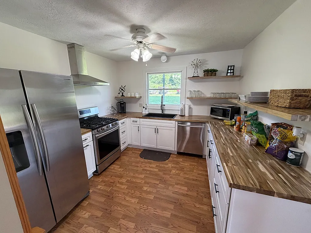 3 bed, 1600 sqft, $2,500 — Photo 2