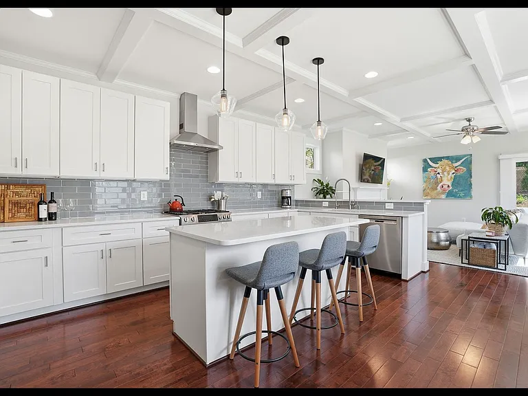 401 N Edgewood St — Photo 2