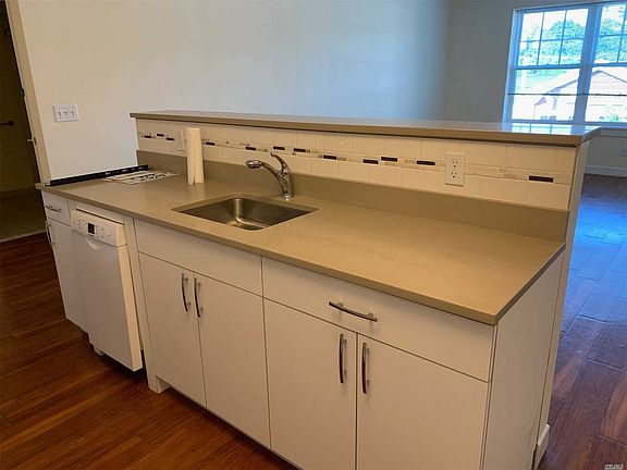 4th image of 425 New York Ave #3