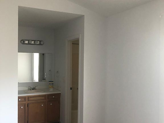 3rd image of 4992 Hyde Ave