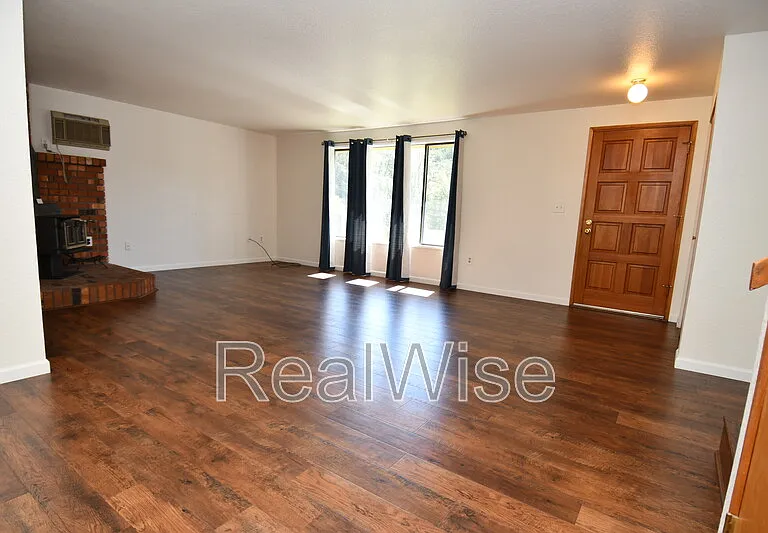 936 SE Sharon Ave — Photo 3