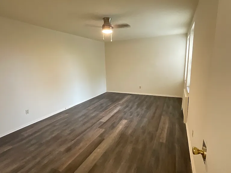 Country Club Apartments — Photo 32