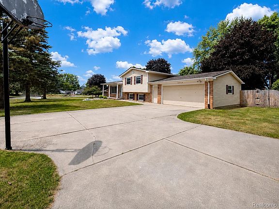 3rd image of 6534 Meadowwood Ln