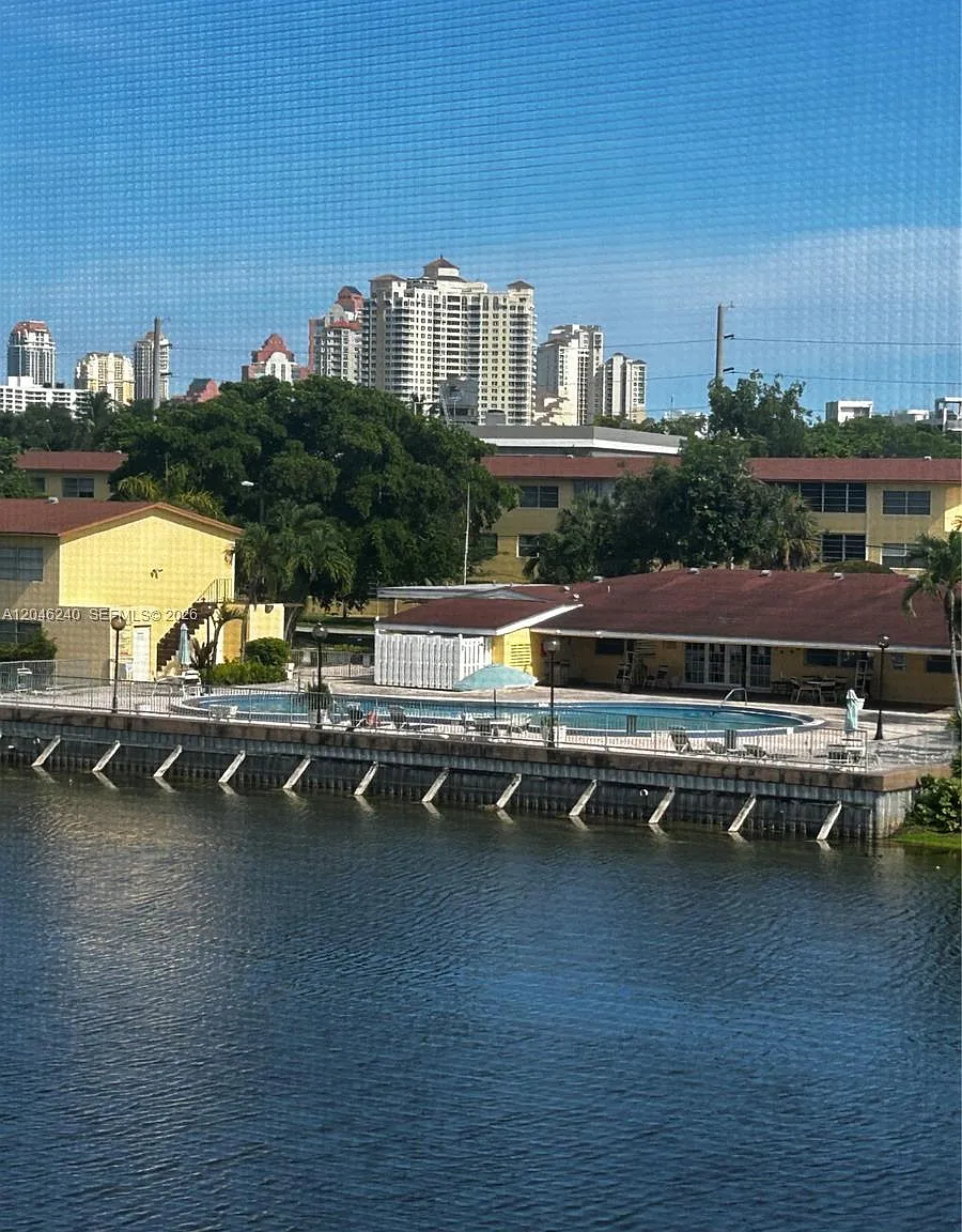 Biscayne Lake Gdn Bldg B — Photo 2