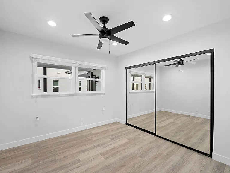 623 E Chevy Chase Dr #D — Photo 7