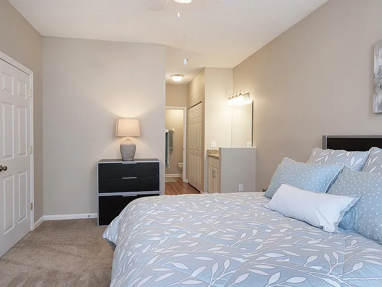 Lake Crossing Apartments — Photo 21