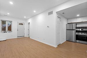 4th image of 1313 W Chicago Ave #1R