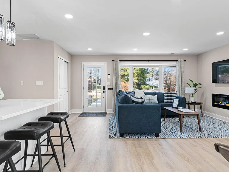8815 Delphine Rd — Photo 35