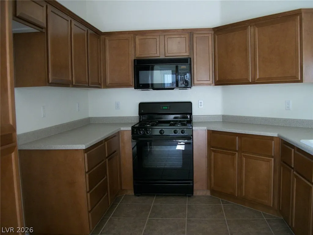 3 bed, 2.5 bath, 1788 sqft, $1,840 — Photo 2