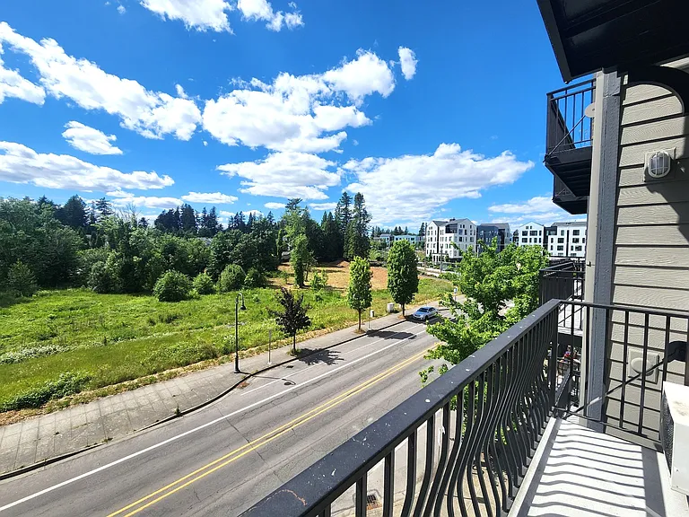 The Crossings at Gresham Station — Photo 44