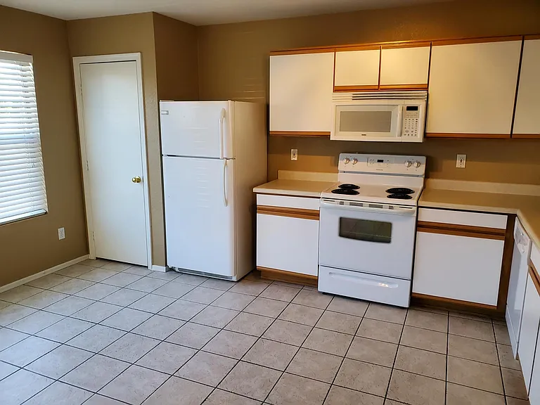 9225 W Pierson St — Photo 5