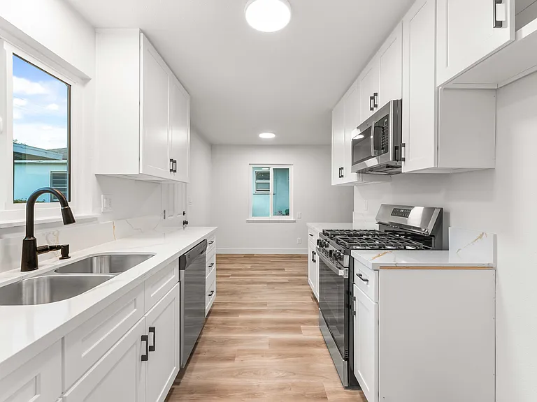1221 W Jackman St — Photo 11