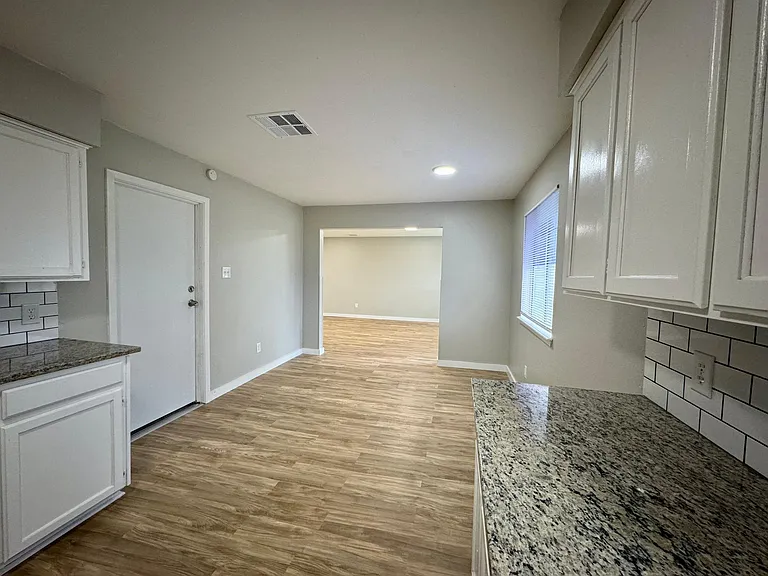 1405 Seville Dr — Photo 16