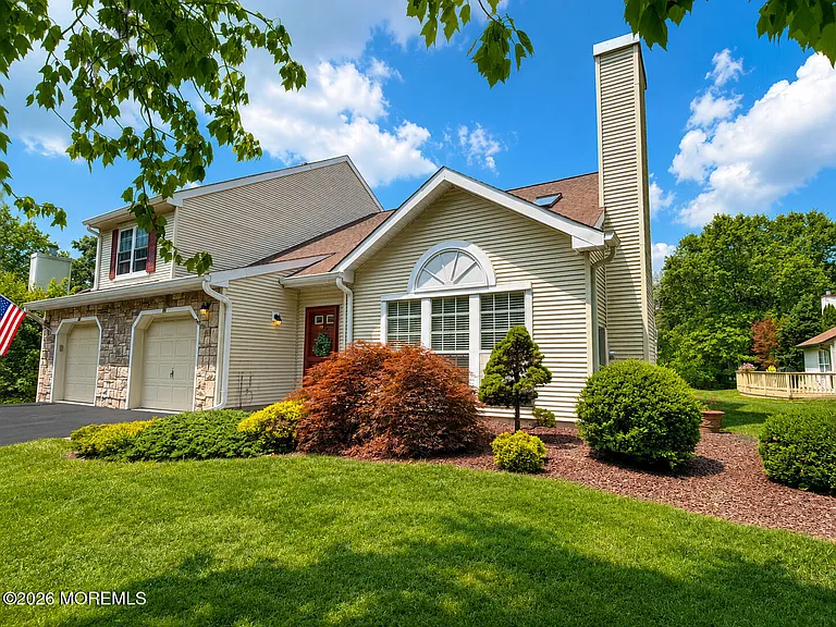 10 Madison Ct — Photo 2
