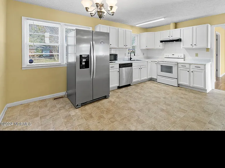 318 Bandera Dr — Photo 16